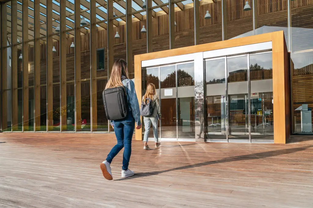 Picture of students entering the university to attend classes on a sunny day. Pivot Counselling, Oakville, Ontario, GTA